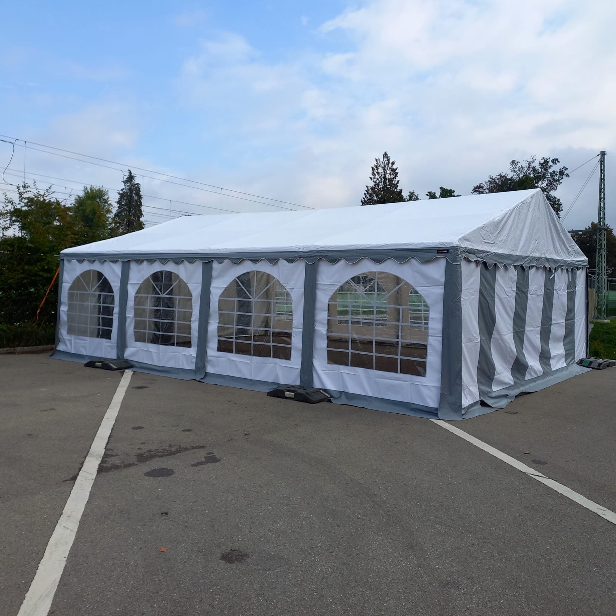 Festzelt 6x8m Außenansicht